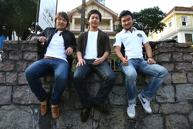 Os japonses Tanaka, Horiuchi e Uehara vieram aprender português e ainda têm dificuldade para se mover por Curitiba. |