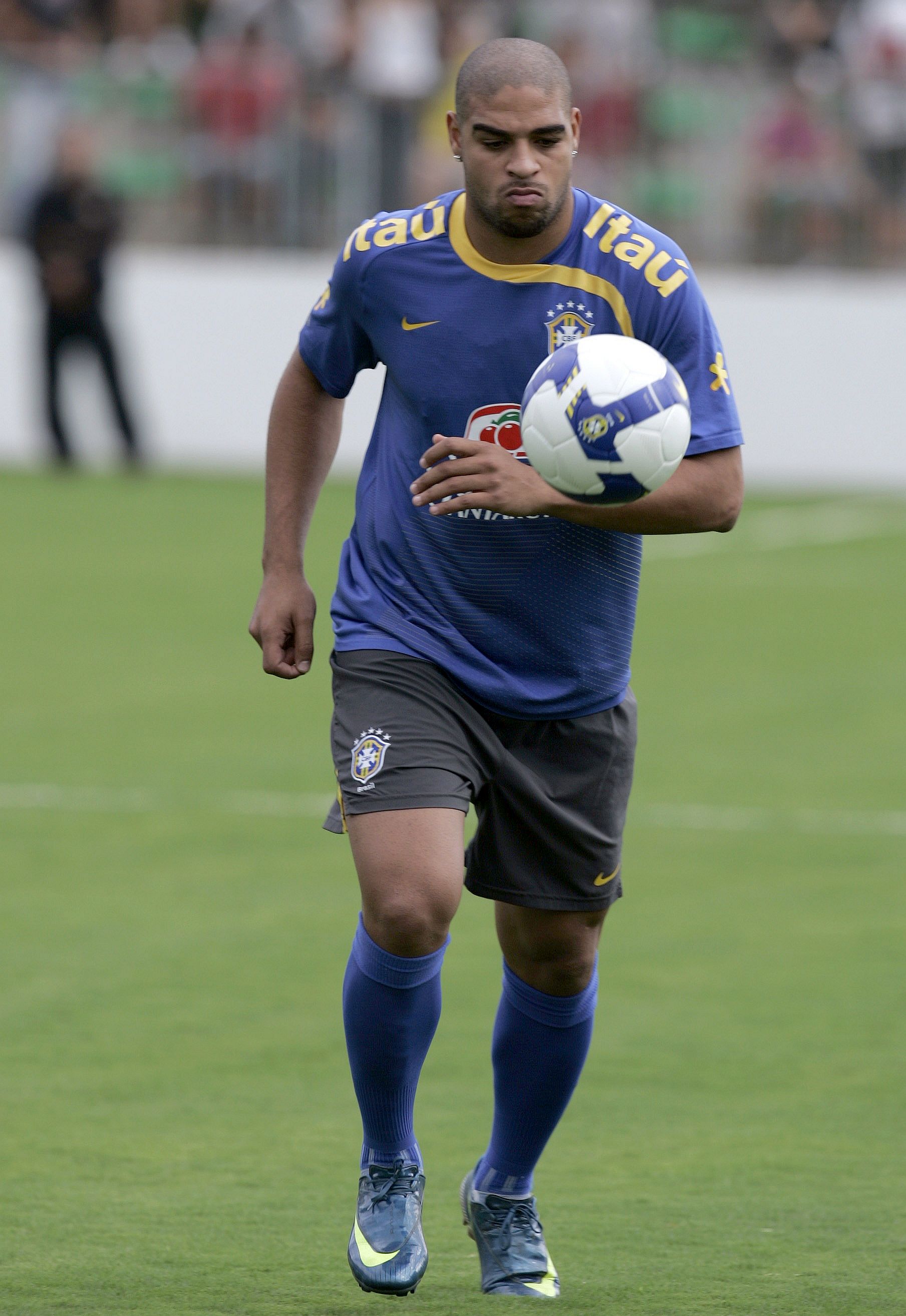 Adriano diz que prefere o Flamengo se tiver que voltar ao Brasil | Reuters