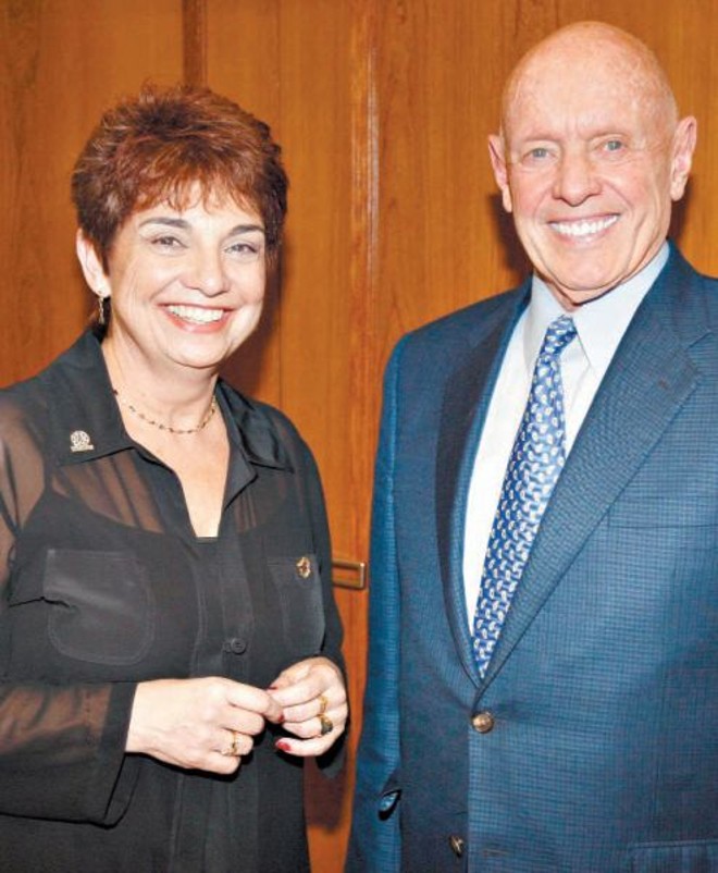 Sonia Gurgel, presidente da ABRH-PR, fez as honras da casa na concorrida palestra que o americano Stephen Covey deu na noite de sexta-feira, no Estação Convention Center. Covey é autor de Os 7 Hábitos das Pessoas Altamente Eficazes (15 milhões de exemplares vendidos), entre dezenas de outros livros | 