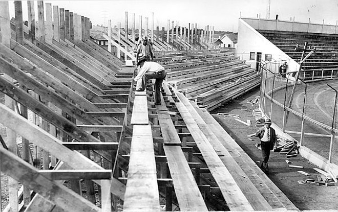Em 1950, a ampliação das arquibancadas com madeira |