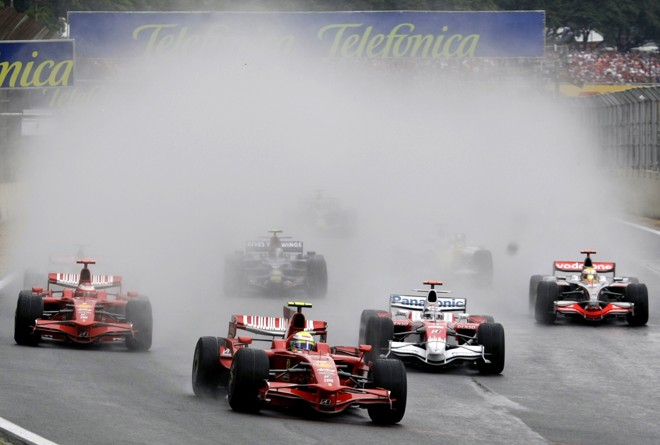 Chuva que caiu no autódromo de Interlagos deixou o futuro da corrida como uma incógnita e mexeu com a emoção da torcida |