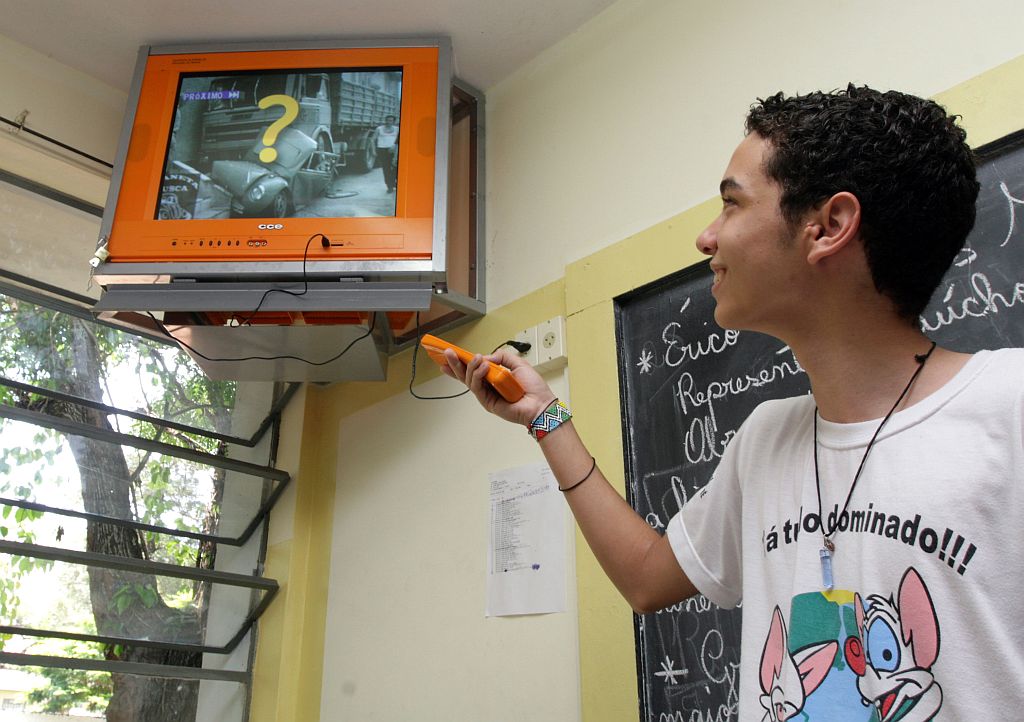 Rafael Gomes, durante apresentação de trabalho em Foz do Iguaçu: uso de imagens em aula de Física ajudou a deixar a turma atenta | Christian Rizzi/Gazeta do Povo