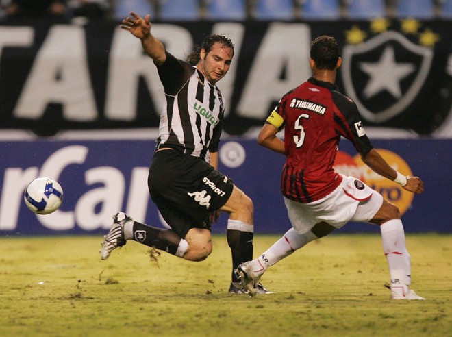 Zárate foi o autor de um dos gols do Botafogo e Antônio Carlos, um dos marcador pelo Furacão |
