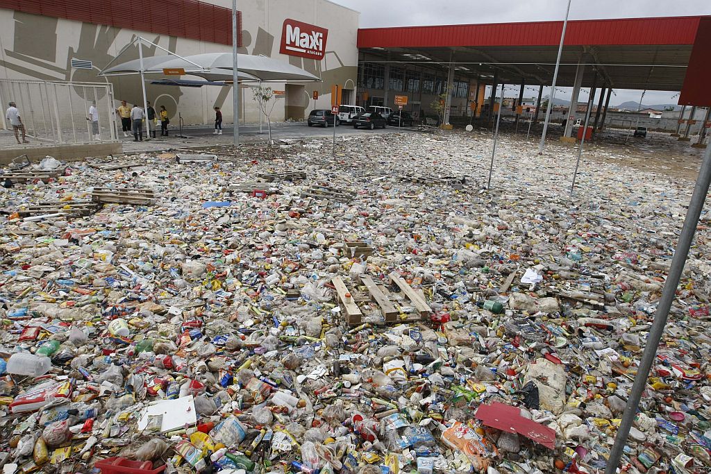 Supermercado saqueado em Itajaí: comerciantes estão com medo de abrir as portas em regiões alagadas | Fotos: Jonathan Campos/Gazeta do Povo