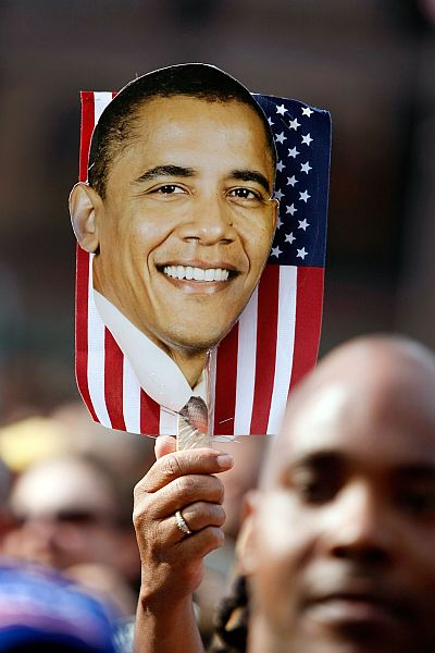 As eleições nos EUA acontecem nesta terça-feira. Pesquisas dão pequena vantagem a Obama | Joe Raedle/AFP