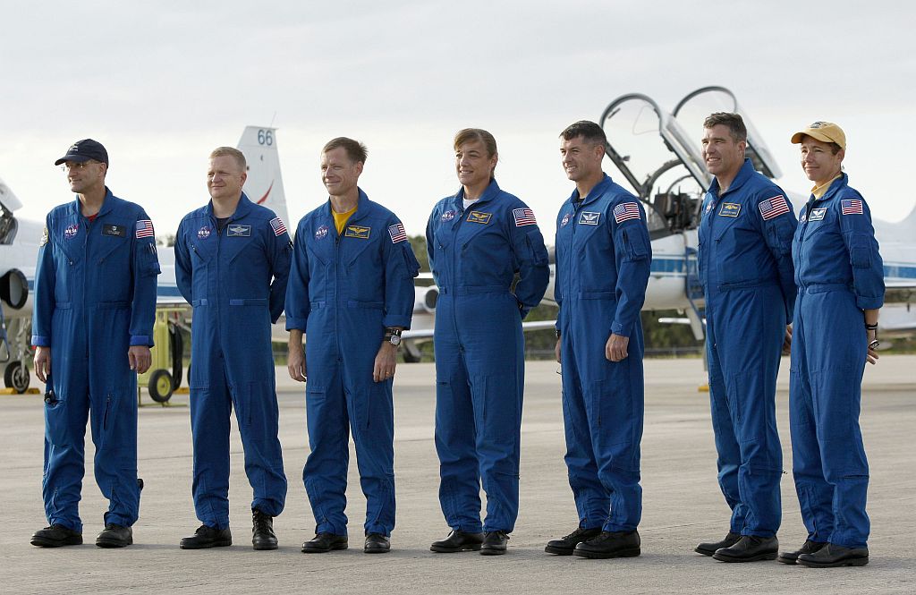 A missão do Endeavour, que deve durar 15 dias, vai levar ao espaço Donald Pettit (esq.), o piloto Eric Boe, o comandante da missão Chris Ferguson, Heidemarie Stefanyshyn-Piper, Robert Kimbrough, Steve Bowen e Sandra Magnus (dir.) | Scott Audette / Reuters