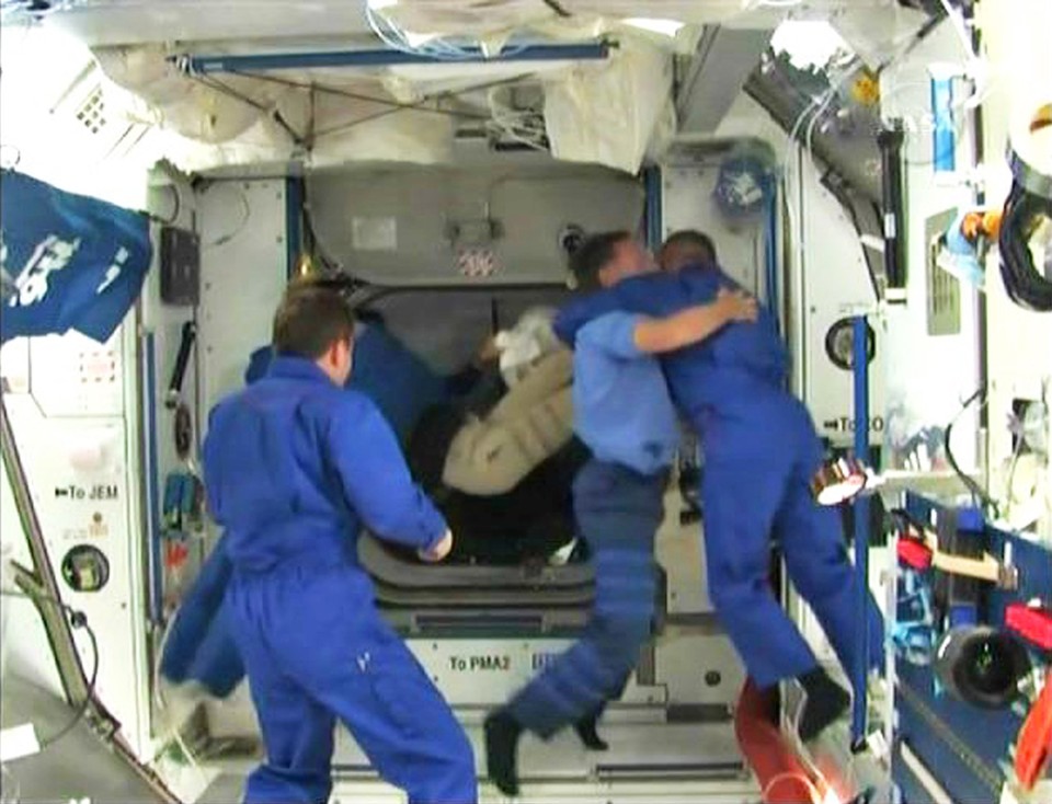 Tripulantes do Endeavour comemoram chegada do ônibus espacial à Estação Espacial Internacional | Reuters/Nasa