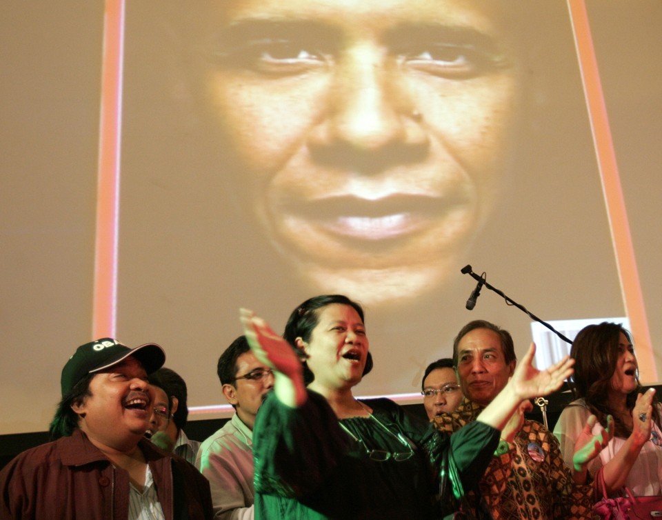 Effendi (2º esq.), a primeira professora do presidente eleito e ex-colegas celebram sua vitória em Jacarta, na Indonésia | Supri / Reuters