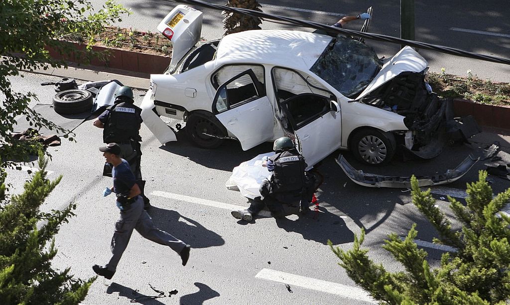 Policiais israelenses cercam local da explosão que vitimou Yaakov Alperon, chefão de uma das mais poderosas famílias que comandam o crime organizado no país | Stringer / Reuters
