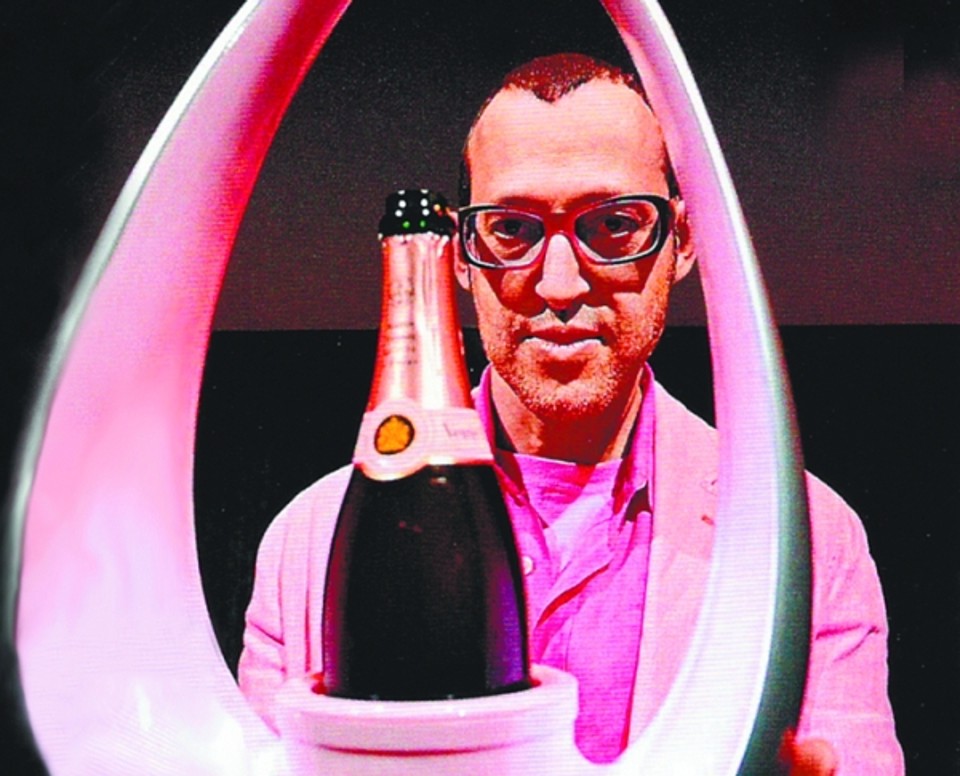O ovo da viúva- O designer egípcio Karim Rashid, fotografado em Buenos Aires, com sua champanheira, criada para Veuve Clicquot, inspirada na canção La vie en rose e no champagne brut rosé, o mais refinado. Já aportou numa vitrine do Batel, em Curitiba, uma conversadeira, desenhada por Rashid. Verdadeira frivolité rosé, de gosto duvidoso | 