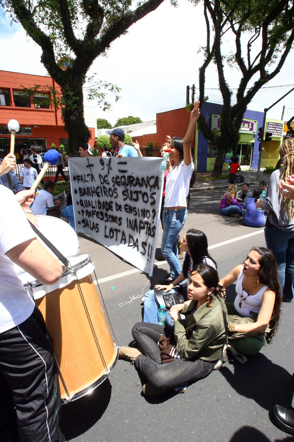 Protesto de estudantes durou cerca de quatro horas na frente da PUCPR na tarde desta sexta-feira (28) em Curitiba | Priscila Forone/Gazeta do Povo