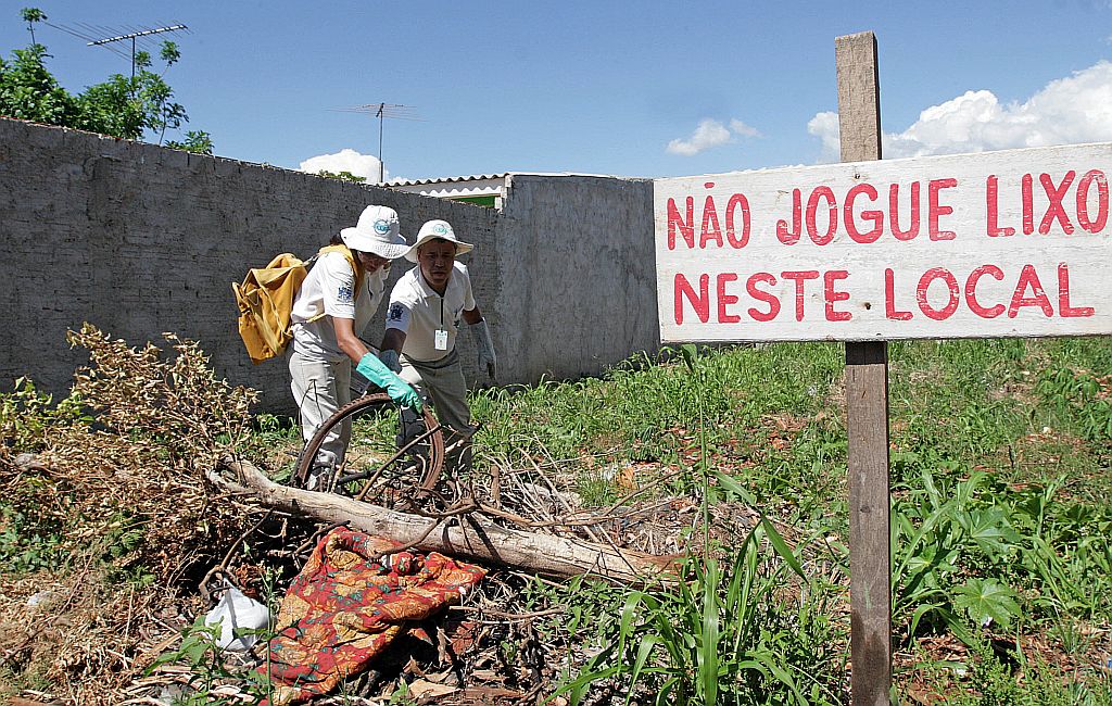 Agentes de saúde trabalham na eliminação de focos do Aedes aegypti em Foz. | Christian Rizzi/Gazeta do Povo