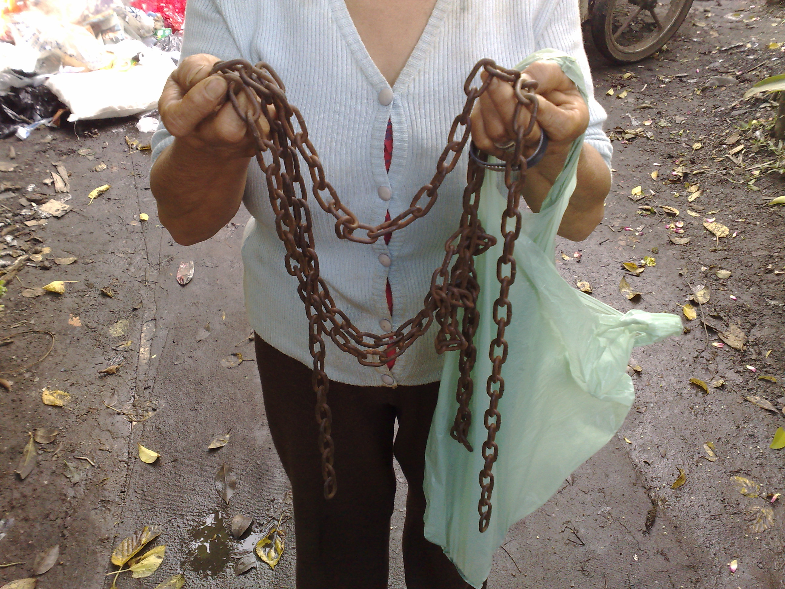 Mãe mostra as correntes usadas para prender o próprio filho | João Varella/Gazeta do Povo