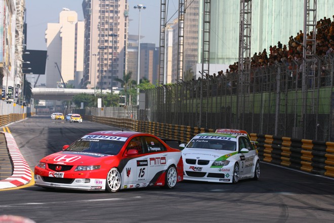 Farfus chegou a andar em segundo na bateria final em Macau, mas perdeu roda e abandonou | 