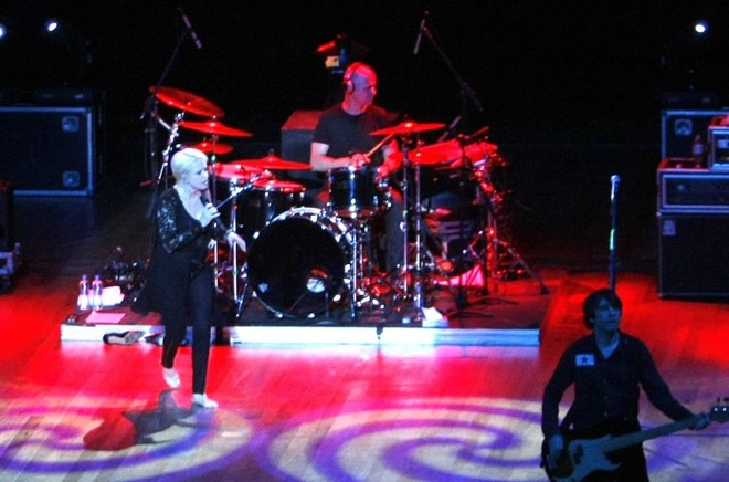 Cyndi deixa o sapato perto da bateria | 