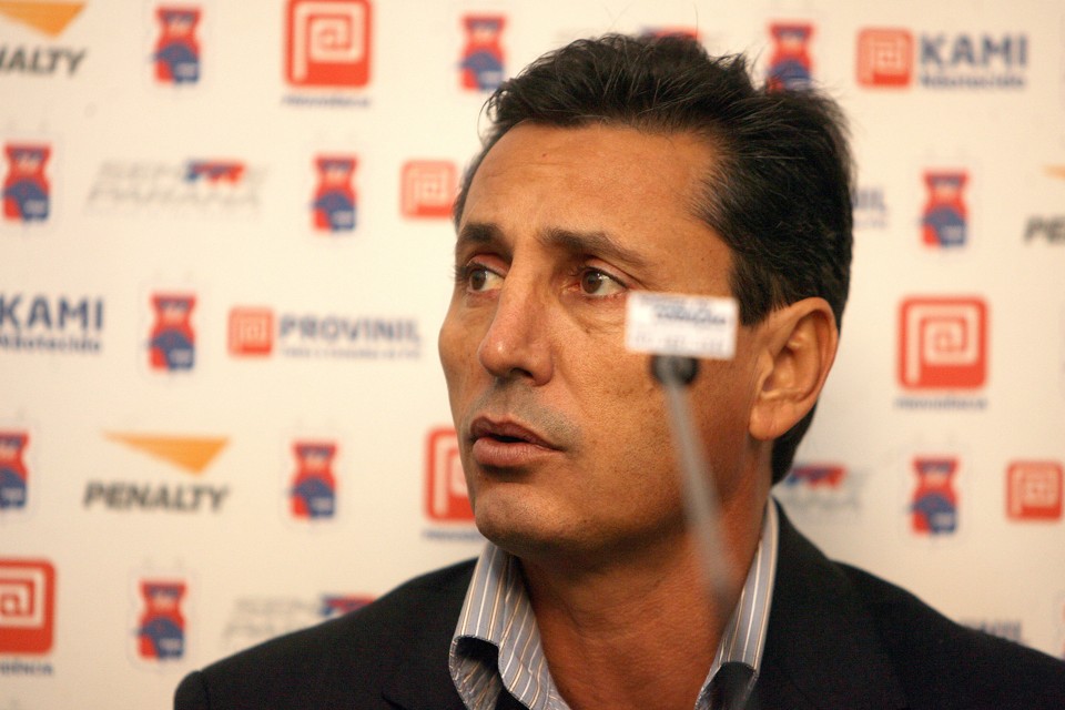 Paulo Comelli cedeu, o Tricolor se esforçou, e a renovação para 2009 foi acertada na tarde desta quarta-feira | Valterci Santos / Gazeta do Povo