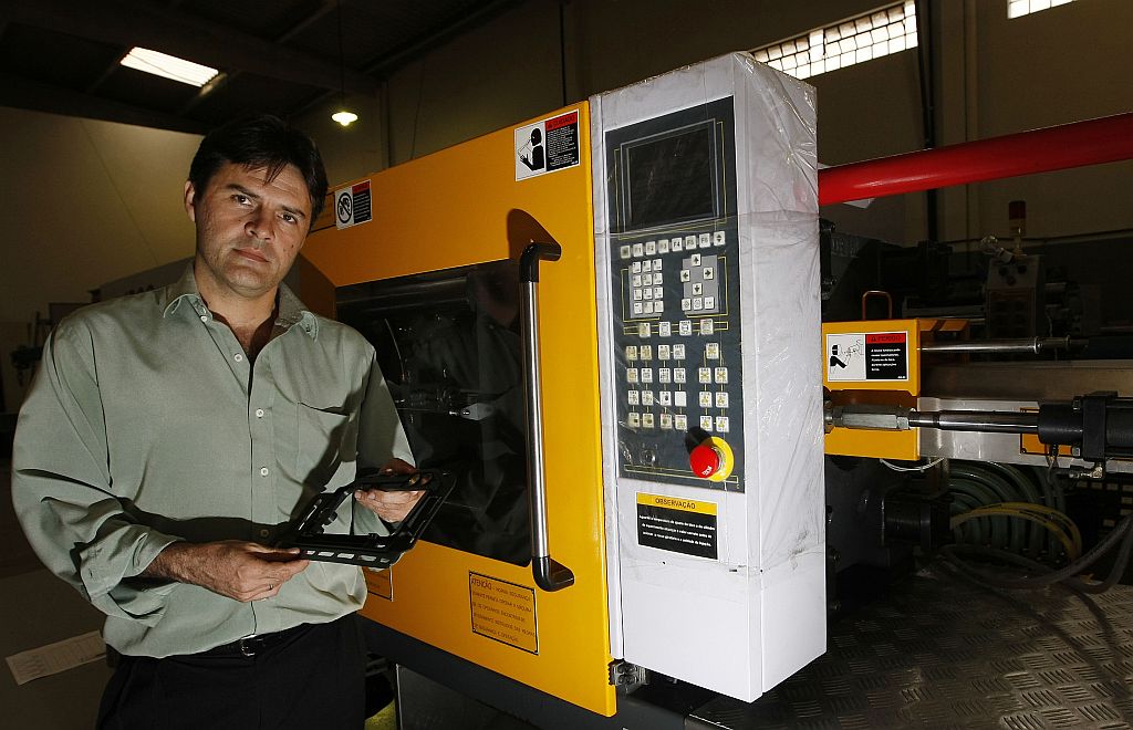 Se passarmos mais três meses assim teremos dificuldades, mas, por enquanto, mantendo o pé no chão e os custos em níveis reduzidos, podemos nos sustentar e passar pela crise sem problemas. Iverson Renato Antunes, diretor administrativo da Interplast | Jonathan Campops/Gazeta do Povo