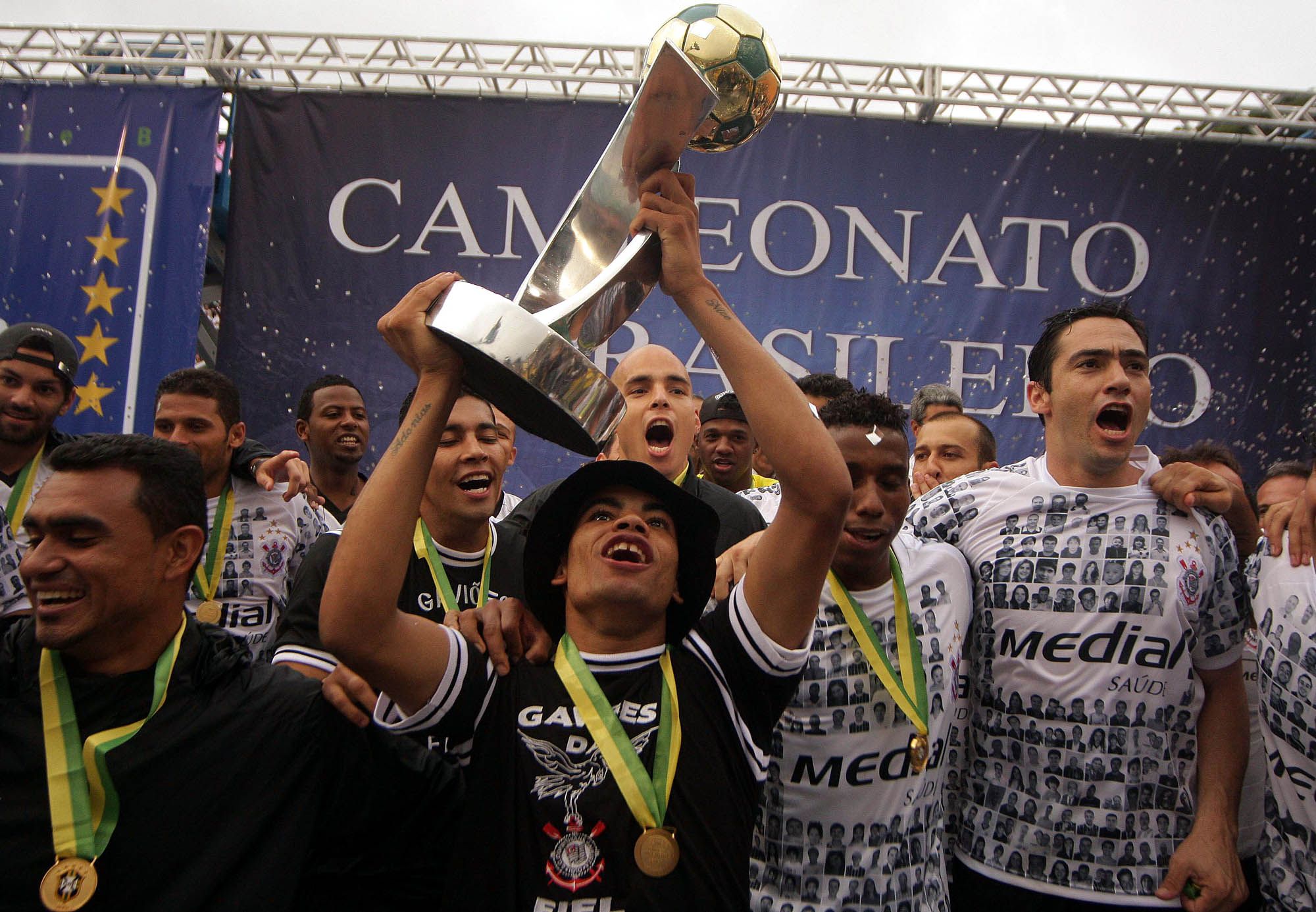 Corinthians recebe o troféu de campeão da Série B 2008 | Rodrigo Coca / Futura Press