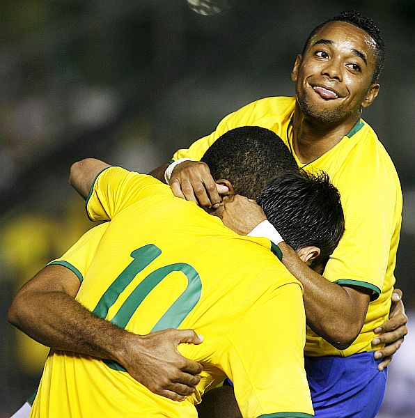Luís Fabiano é abraçado por Kaká (10) e Robinho: vitória brasileira no último jogo da temporada. | Jamil Bittar Reuters