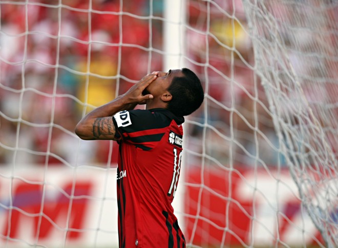 Quatro minutos depois, Ferreira não se conforma com a expulsão nos Aflitos | 