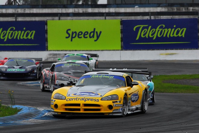 O Dodge Viper da dupla dominou a corrida deste domingo na pista curitibana | 