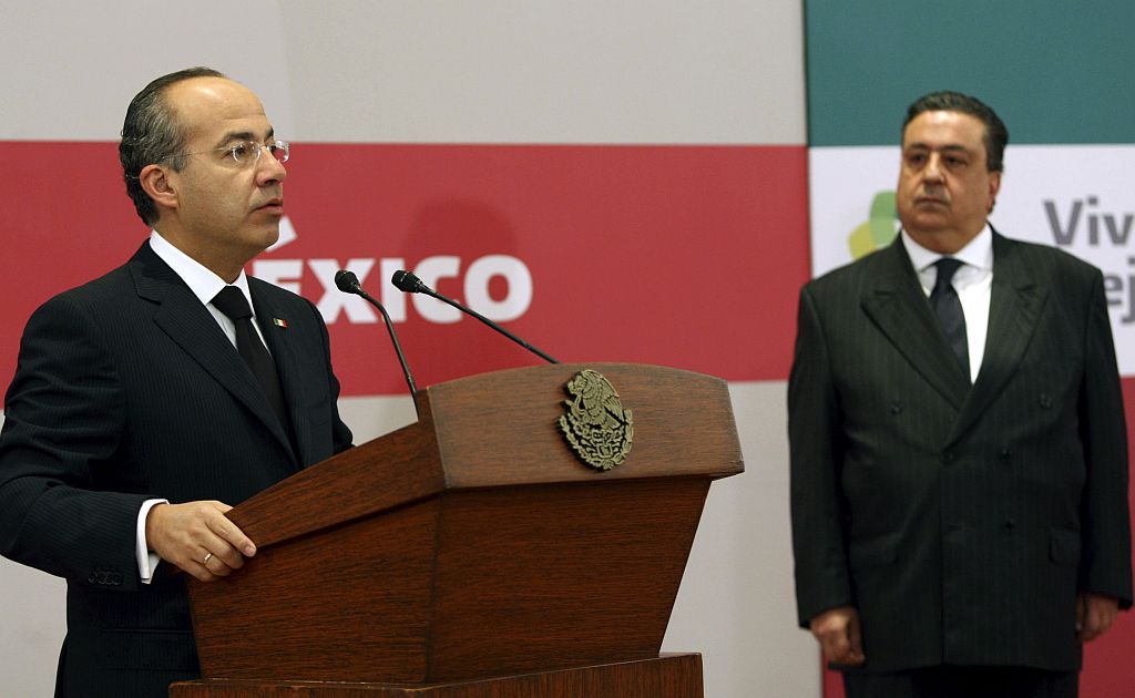 Durante cerimonial, presidente Felipe Calderón (esq.) nomeia Fernando Francisco Gómez Mont o novo ministro do Interior | Alfredo Guerrero / Reuters