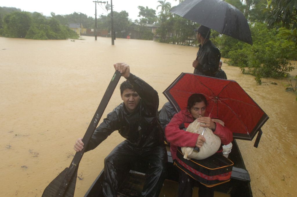 Família foge da enchente em Blumenau, cidade que registrou a maioria dos mortos por soterramento neste fim de semana | Luciano Moraes/RBS