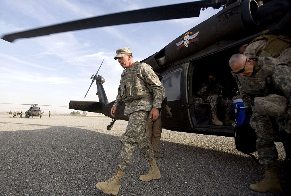 Tratado prevê a permanência de tropas nos EUA até 2011. Militares em território iraquiano podem sair antes do previsto, assim como o general David Patreous que chegou em base afegã, nesta quinta | Rafal Gerszak / Reuters