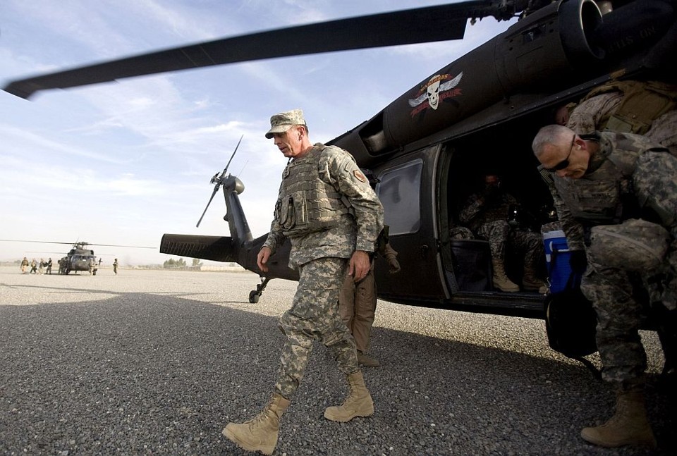 Tratado prevê a permanência de tropas nos EUA até 2011. Militares em território iraquiano podem sair antes do previsto, assim como o general David Patreous que chegou em base afegã, nesta quinta | Rafal Gerszak / Reuters