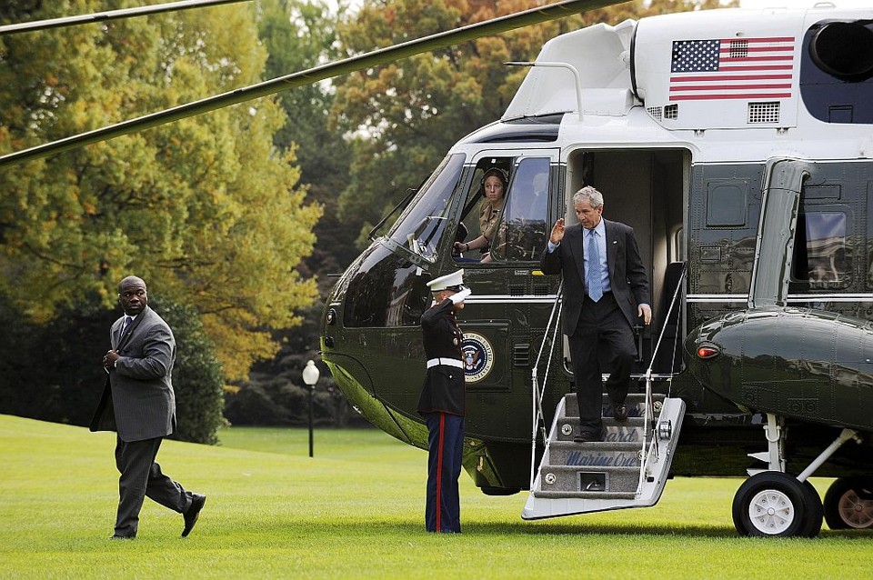 Bush voltou de Camp David para a Casa Branca, nesta terça: atitude não condiz com o perfil adotado nos últimos anos de campanha | Jonathan Ernst / Reuters