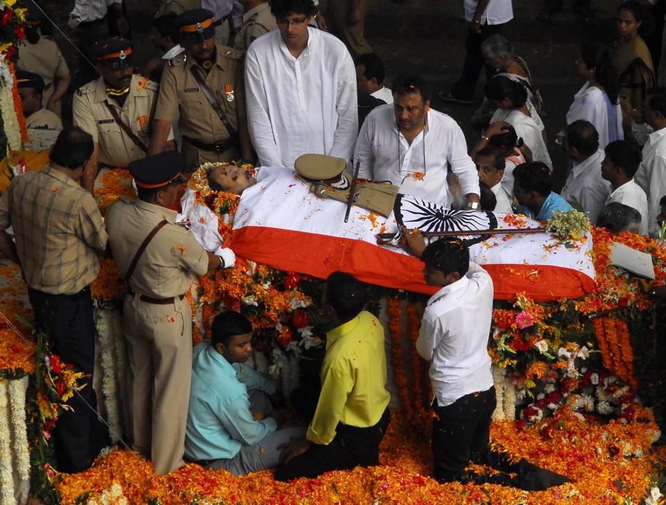Em funeral, indianos homenageiam Hemant Karkare, chefe da unidade anti-terrorismo da polícia de Mumbai | Reuters