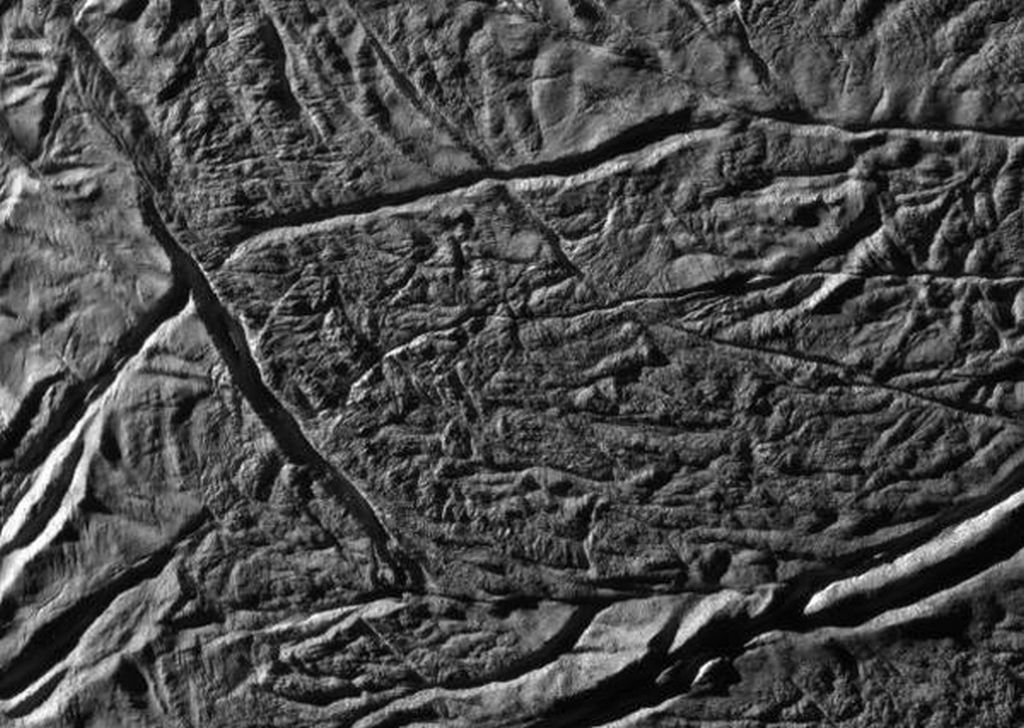 Imagem da Cassini mostra superfície de Encélado, uma das luas de Saturno | Nasa