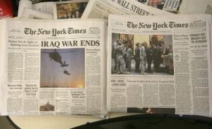 Cópia falsa do "New York Times" (à esquerda) e a versão original do jornal | Brendan McDermid/Reuters