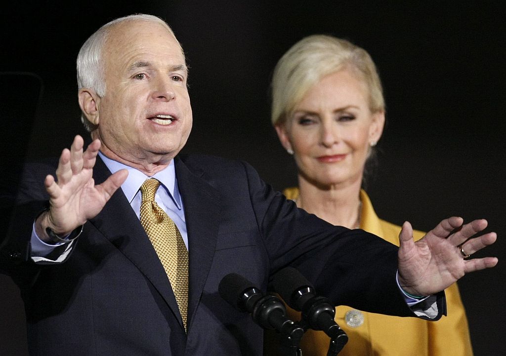 "Prometo a ele (Obama) nesta noite fazer tudo o que estiver em meu poder para ajudá-lo a nos liderar através dos muitos desafios que enfrentamos", disse McCain se comprometendo a ajudar o democrata | Rick Wilking / Reuters