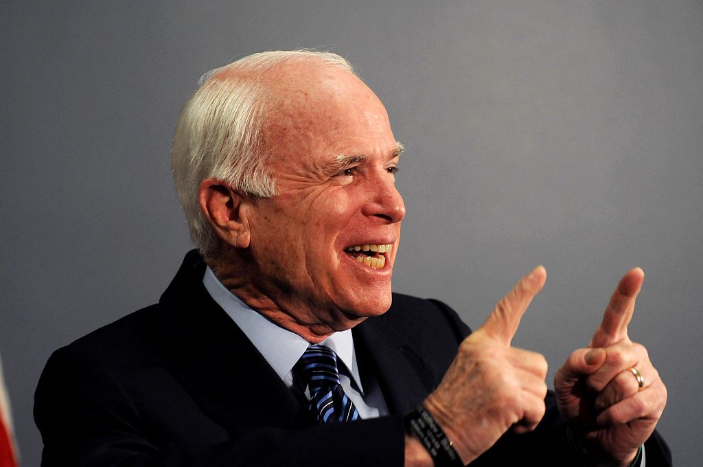 "Acho que é realmente preciso tomar uma atitude, como eu disse na noite eleitoral, de que foi uma grande honra para mim poder servir durante tanto tempo a esse país", disse McCain ao anunciar intenção de disputar o Senado novamente em 2010 | Laura Segall/Getty Images/AFP