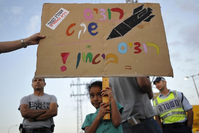 Queremos paz e tranquilidade, diz o protesto contra os conflitos na Faixa de Gaza. Disparos arriscam o cessar-fogo de cinco meses | Amir Cohen/Reuters