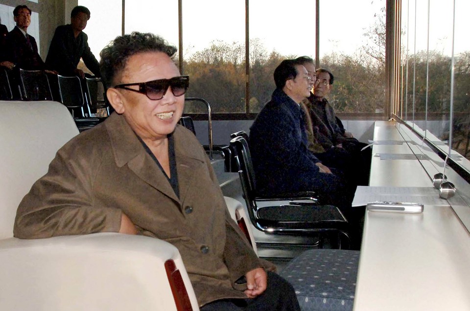 Na imagem, o líder norte coreano aparece saudável e feliz. Kim Jong-il teria tido um derrame em agosto | Reuters