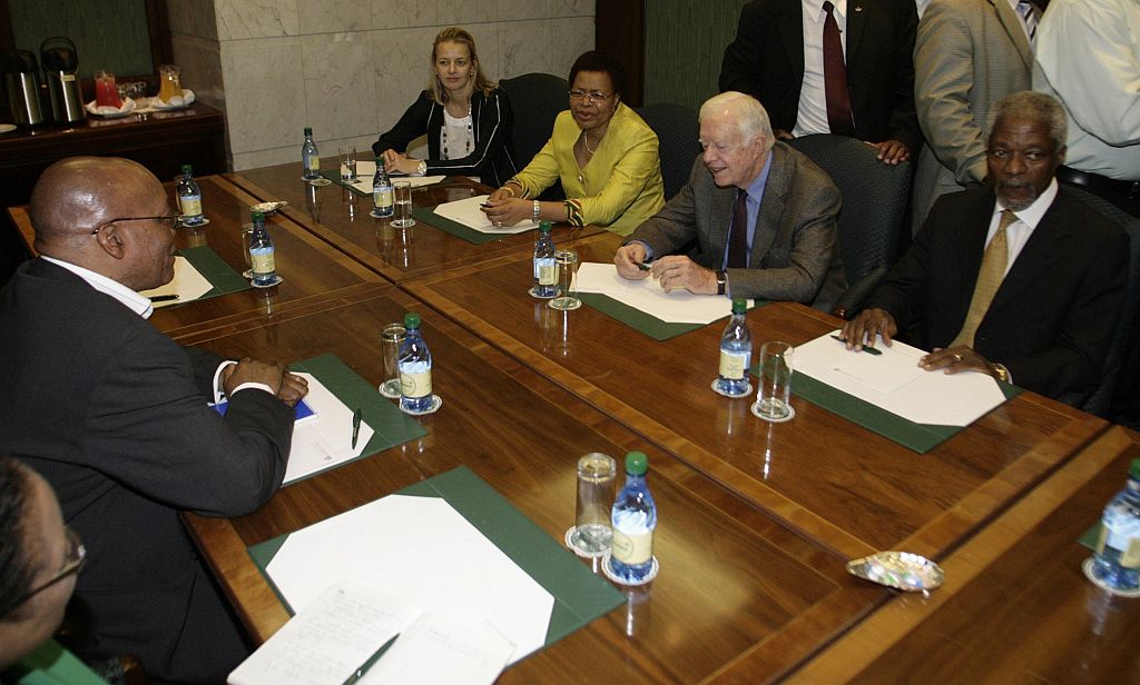 Annan (dir.) ao lado de Jimmy Carter conclamou a Comunidade do Desenvolvimento da África Meridional a pressionar Robert Mugabe para finalizar o impasse de formação de um governo unitário | Siphiwe Sibeko / Reuters