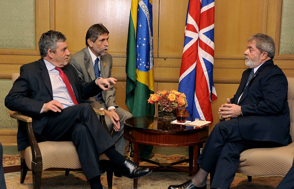 Lula e Gordon Brown (1º esq.) dialogam antes da cúpula do G20, que discutirá sobre a crise econômica global, em Washington | Mike Theiler / Reuters