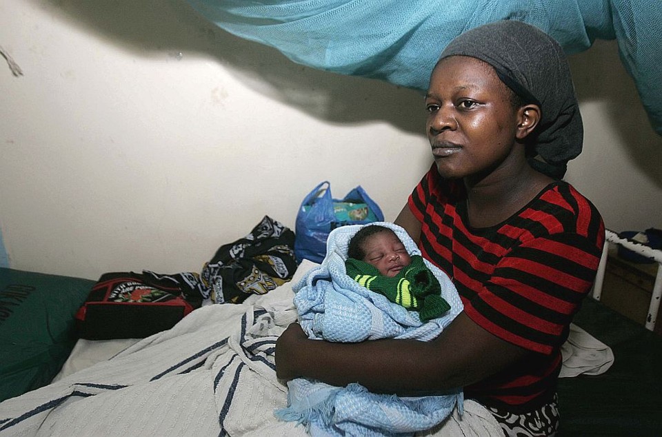 Josephine Ochieng vai registrar o seu filho com o nome de Obama, na cidade de Kisumu, no Quênia | Thomas Mukoya / Reuters