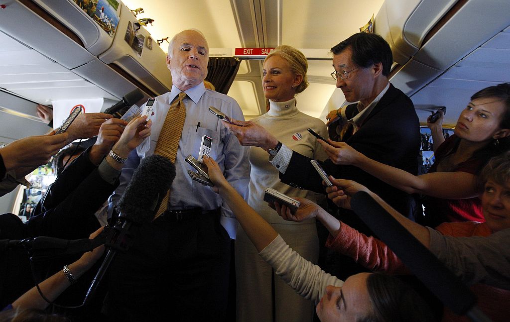 McCain chega ao Arizona com a esposa Cindy e diz aos jornalistas que está confiante na vitória | Brian Snyder / Reuters
