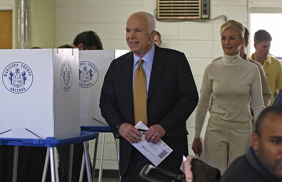 O candidato republicano à Presidência dos EUA, John McCain, votou acompanhado de sua mulher, Cindy | Jessica Rinaldi/Reuters