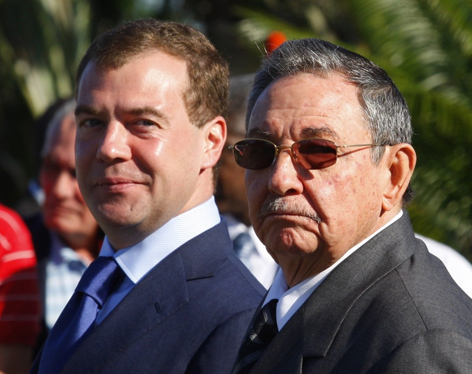 O presidente russo, Dmitry Medvedev, e o presidente cubano, Raul Castro, em cerimônia em Havana | ENRIQUE DE LA OSA/REUTERS