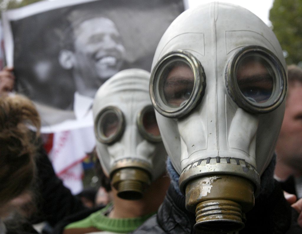Manifestantes vestem máscaras de gás em protesto contra o presidente georgiano Mikheil Saakashvili em Tbilisi | David Mdzinarishvili / Reuters