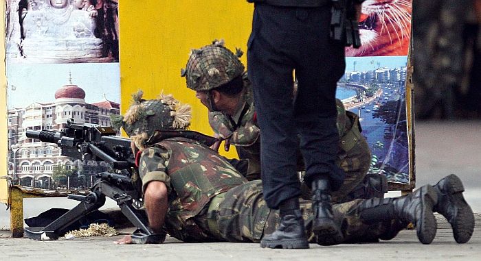 Soldados estão de prontidão junto ao Hotel Taj Mahal, em Mumbai, centro financeiro da Índia | Indranil Mukherjee/AFP
