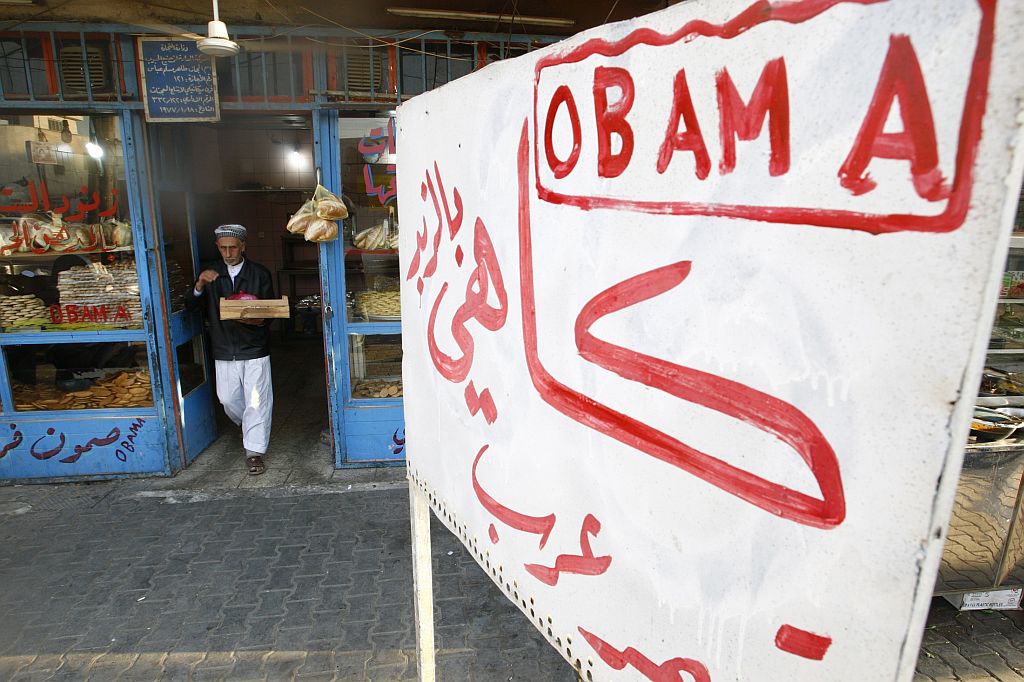 Cliente deixa a padaria Obama em Bagdá, no Iraque | Ceerwan Aziz / Reuters