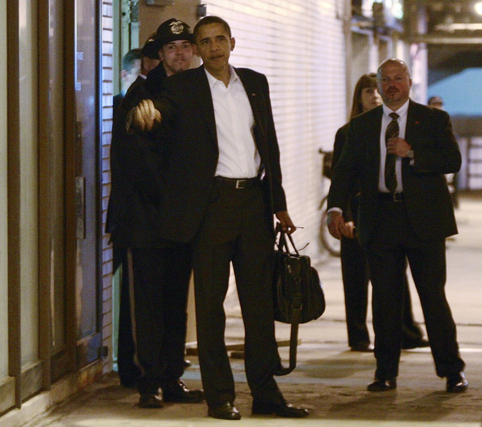 Barack Obama acena para jornalistas antes de entrar em prédio comercial em Chicago | Jason Reed / Reuters