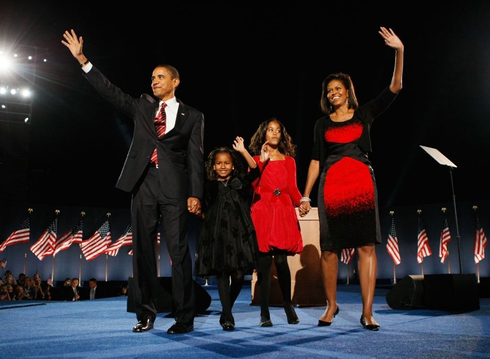 Obama, com a esposa, Michelle, e as filhas, Sasha (vestido preto) e Malia, na festa da vitória, em Chicago: Resistamos à mesquinhez e à imaturidade que envenenou nossa política por tanto tempo | Joe Raedle/AFP