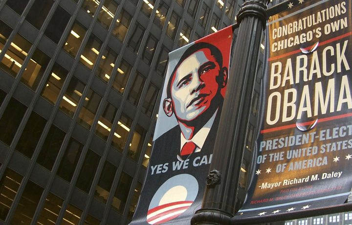 Um cartaz colocado em frente ao escritório da equipe de transição de Obama, em Chicago, parabeniza o presidente eleito pela vitória | Reuters