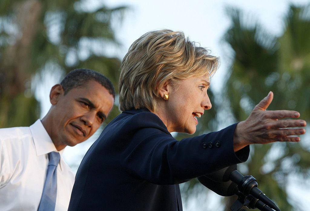 Imagem mostra Obama ao lado de Hillary durante campanha em Orlando, na Flórida. "Não vou comentar nada sobre o próximo governo do presidente eleito. E vou respeitar o processo e qualquer pergunta deve ser feita à equipe de transição", disse à senadora ao fim do encontro | Jim Young/ Reuters